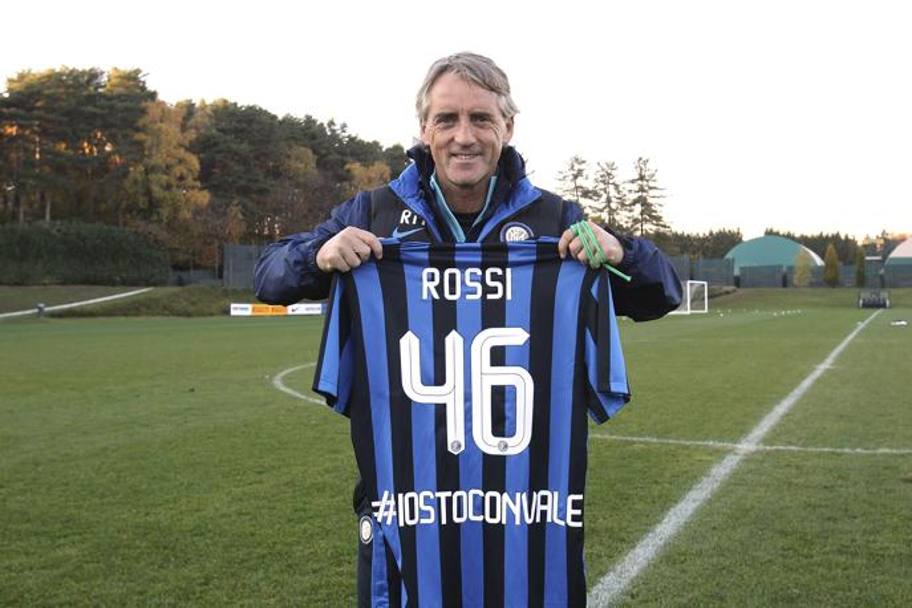 Mister Mancini mostra la maglia con il numero del Dottore e l&#39;hashtag #IoStoConVale. Getty Images